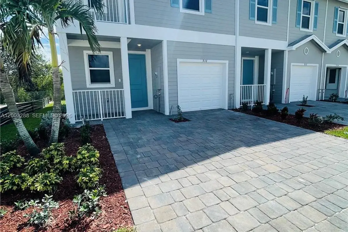916 SE 19th St, Homestead: photo 1 of 17