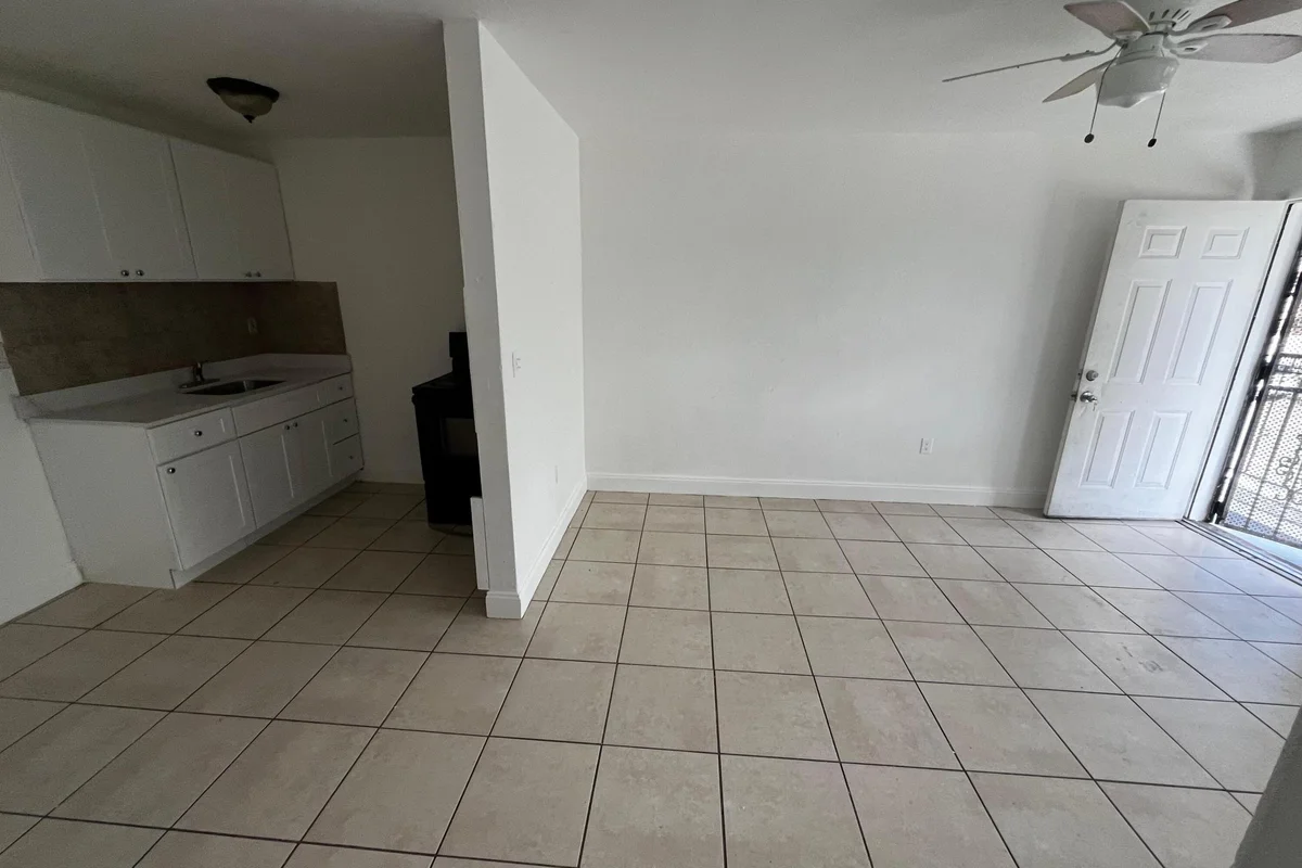 3015 NW 8th Ave #11, Miami: photo 1 of 6