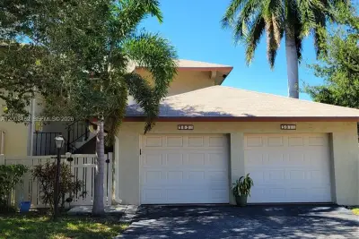 1821 NE 40th Ct #302, Pompano Beach: photo 1 of 16