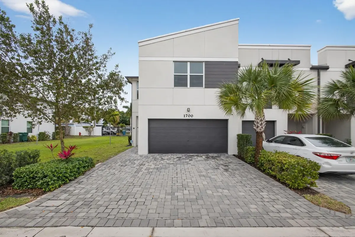 1700 Lindley St, Mangonia Park: photo 1 of 46