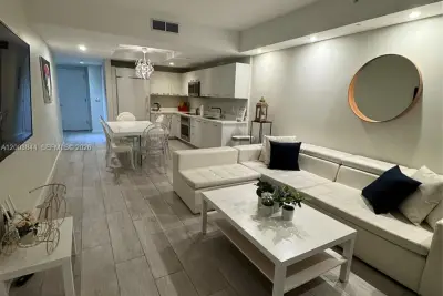 55 SW 9th St #1204, Miami: photo 1 of 9