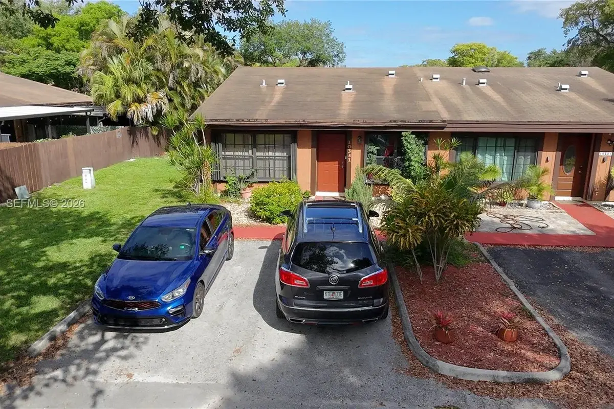 10331 Holly Ct, Pembroke Pines: photo 1 of 23
