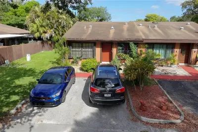 10331 Holly Ct, Pembroke Pines: photo 1 of 23
