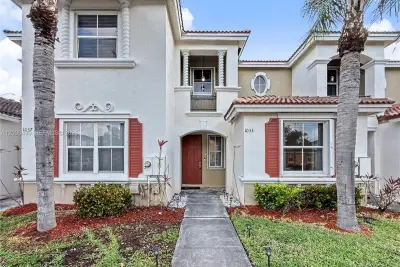 1033 NE 42nd Pl, Homestead: photo 1 of 22