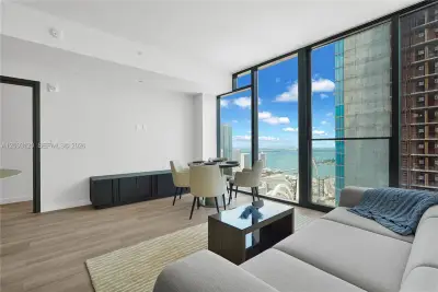 20 NE 11th St #4006, Miami: photo 1 of 18