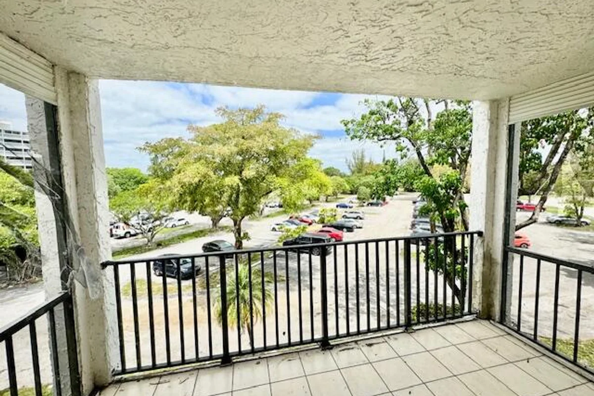 3300 Spanish Moss Ter #302, Lauderhill: photo 1 of 17
