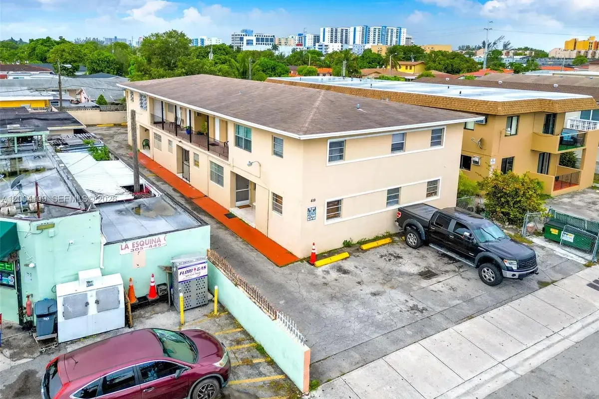 410 NW 47th Ave, Miami: photo 1 of 10