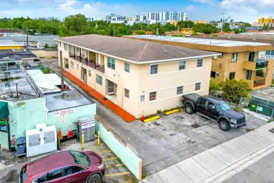 410 NW 47th Ave, Miami: photo 1 of 10