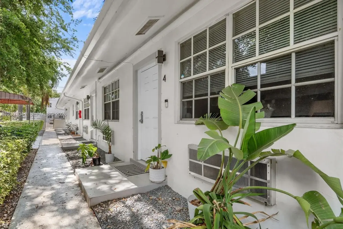 571 NE 67th St, Miami: photo 1 of 30
