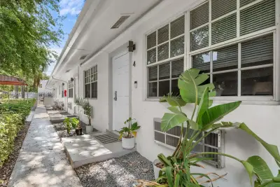 571 NE 67th St, Miami: photo 1 of 30