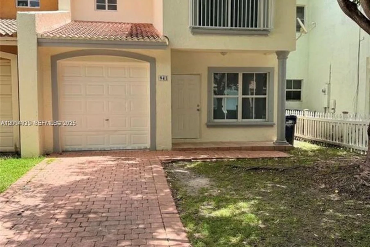 941 SW 6th Pl, Florida City: photo 1 of 16