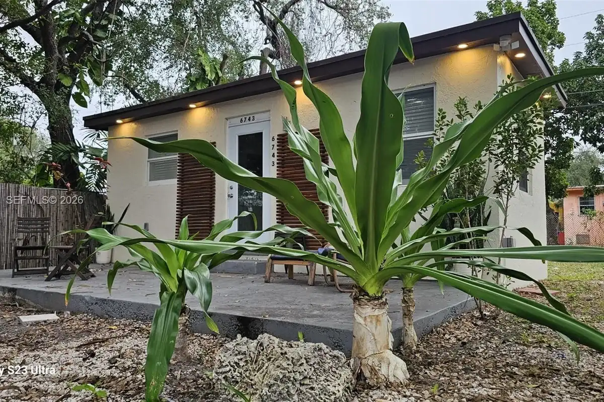 6743 NW 4th Ave, Miami: photo 1 of 2