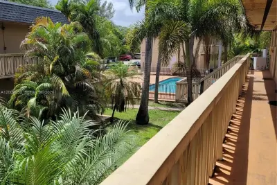 1370 NE 119th St #137015, Miami: photo 1 of 28