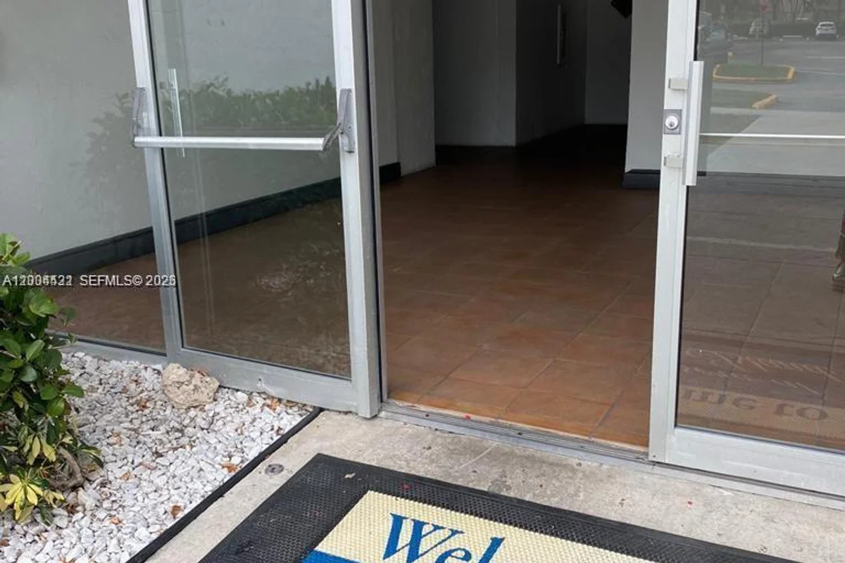 Condo in Plantation: photo 1 of 14