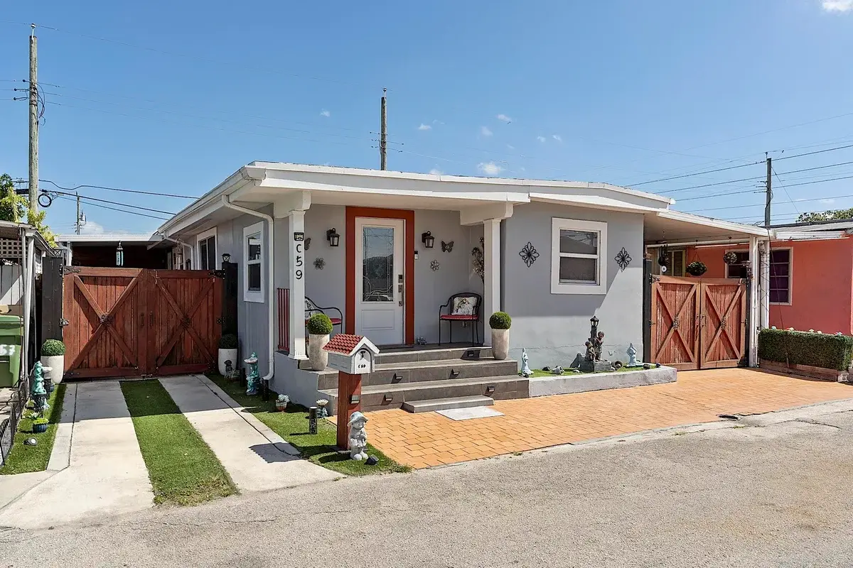 3205 W 16th Ave, Hialeah: photo 1 of 36