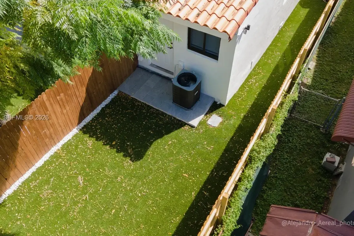 3045 SW 21st St, Miami: photo 1 of 40