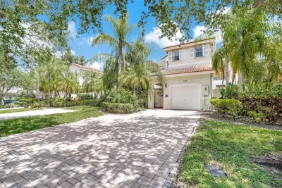 Townhouse in Hollywood: photo 1 of 42