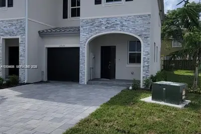 1010 SE 26th Ter, Homestead: photo 1 of 16