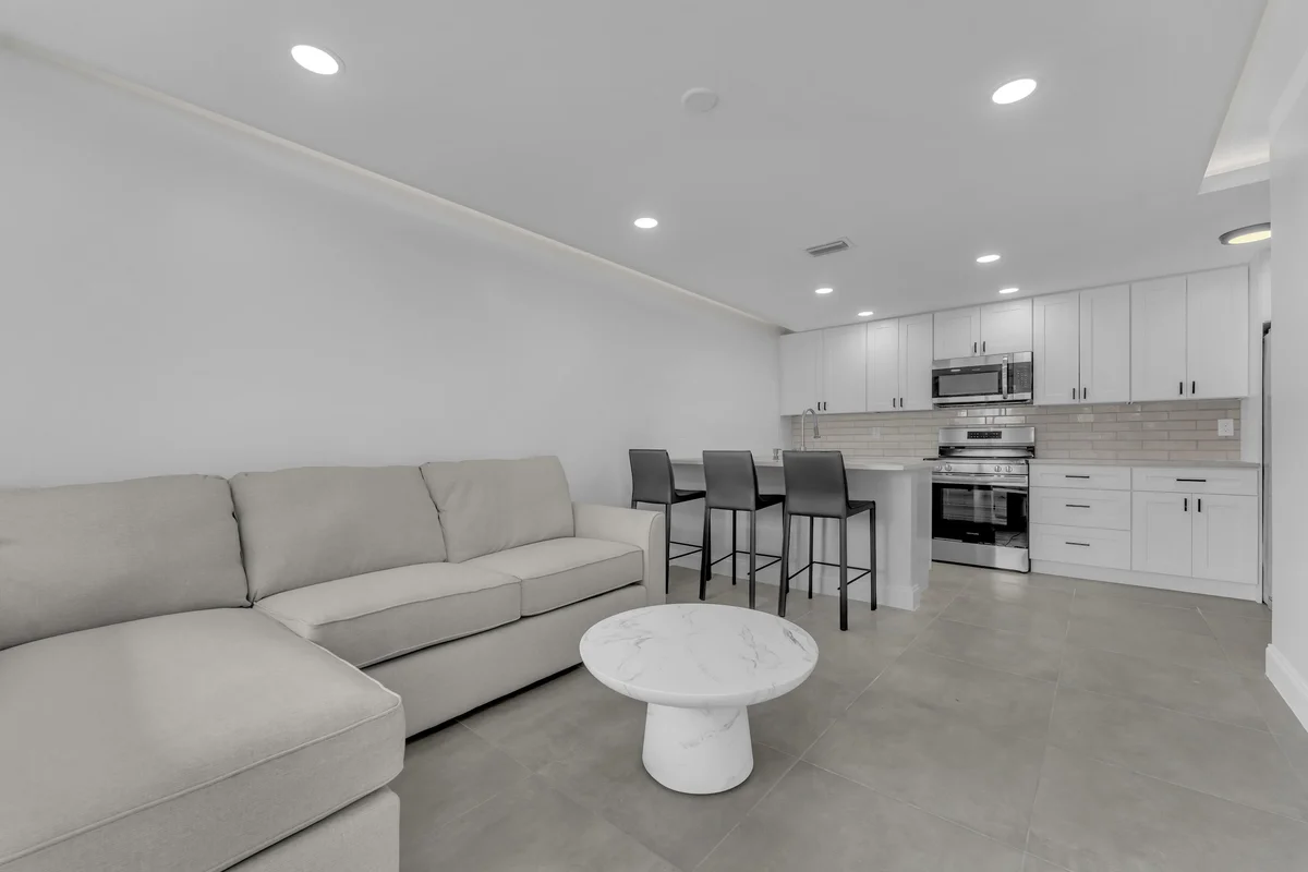 381 SE 15th Ave #1, Deerfield Beach: photo 1 of 19