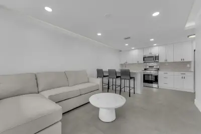 381 SE 15th Ave #1, Deerfield Beach: photo 1 of 19