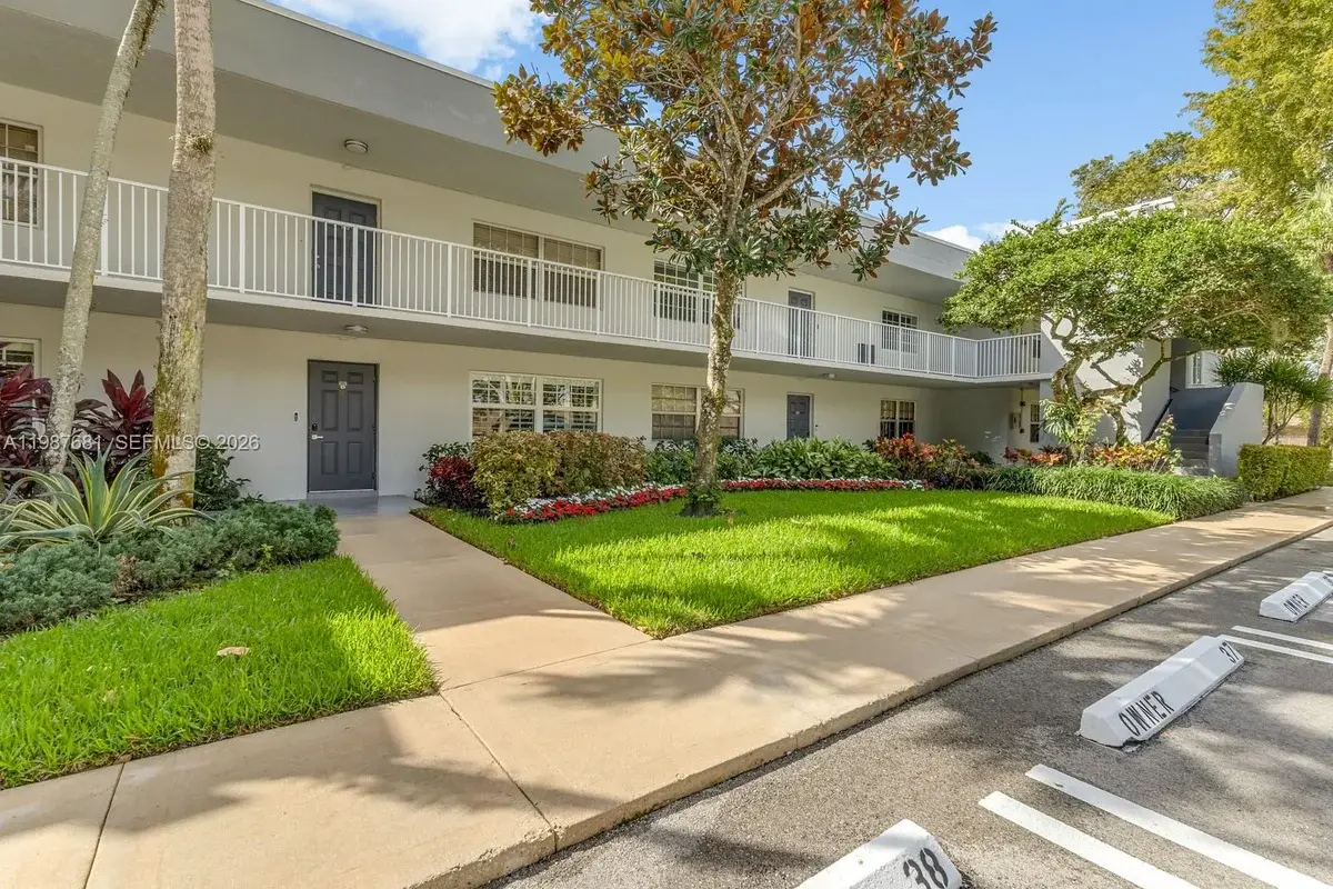 4280 Oaks Ter #102, Pompano Beach: photo 1 of 19