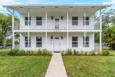 2233 Dock St, West Palm Beach: photo 1 of 53