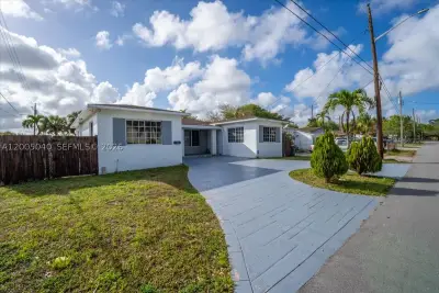 740 SW 7th Ave, Hallandale Beach: photo 1 of 32
