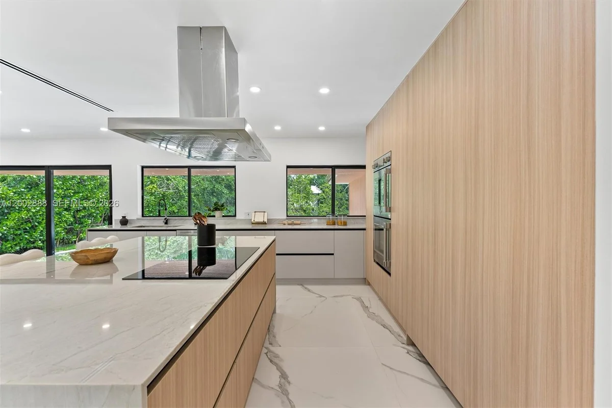 19731 NE 24th Ave, Miami: photo 1 of 36