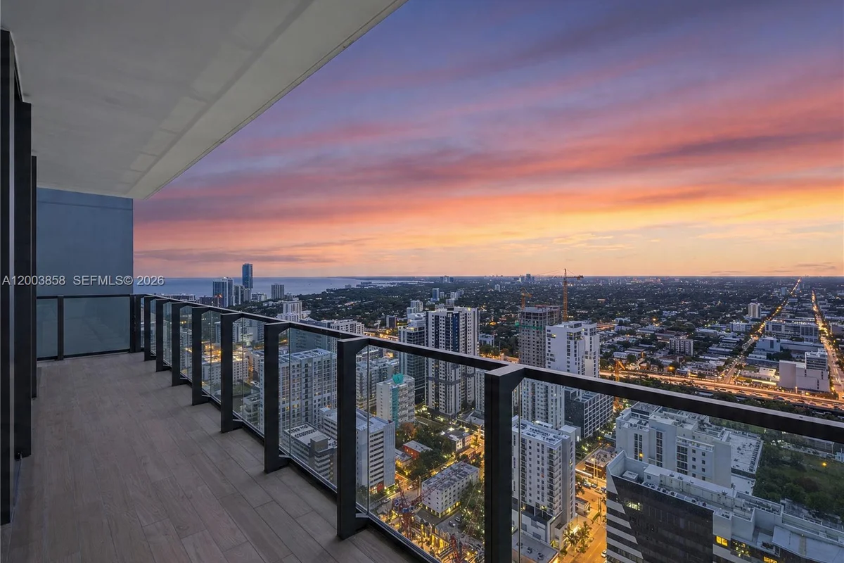 88 SW 7th St #3710, Miami: photo 1 of 21