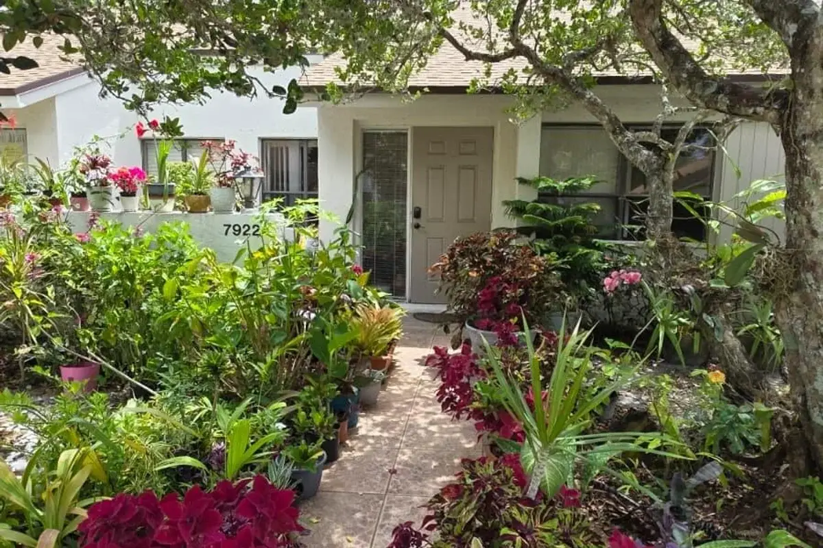 7922 NW 10th St, Plantation: photo 1 of 12