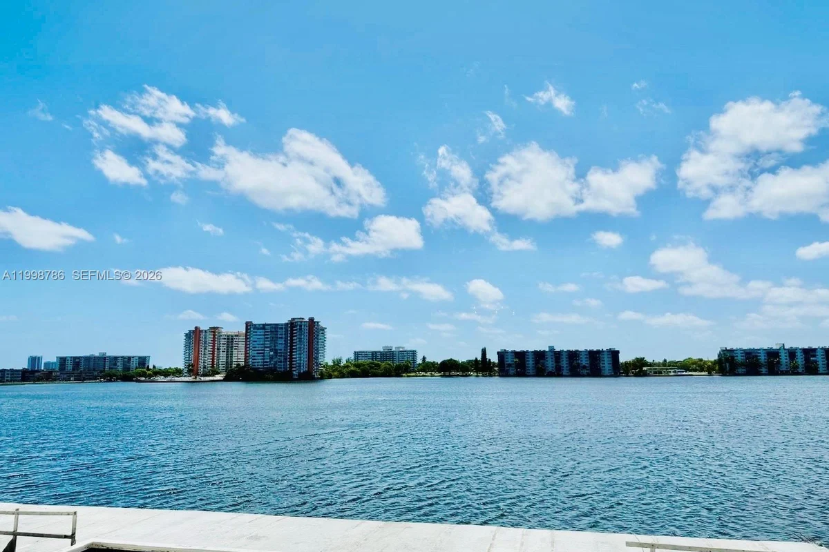 1150 NE 191st St #38, Miami: photo 1 of 17