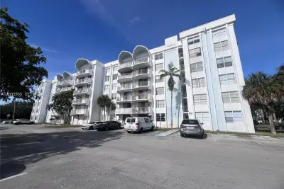496 NW 165th St Rd #D-414, Miami: photo 1 of 17