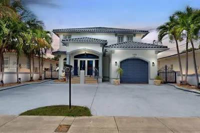 1131 Stillwater Dr, Miami Beach: photo 1 of 71