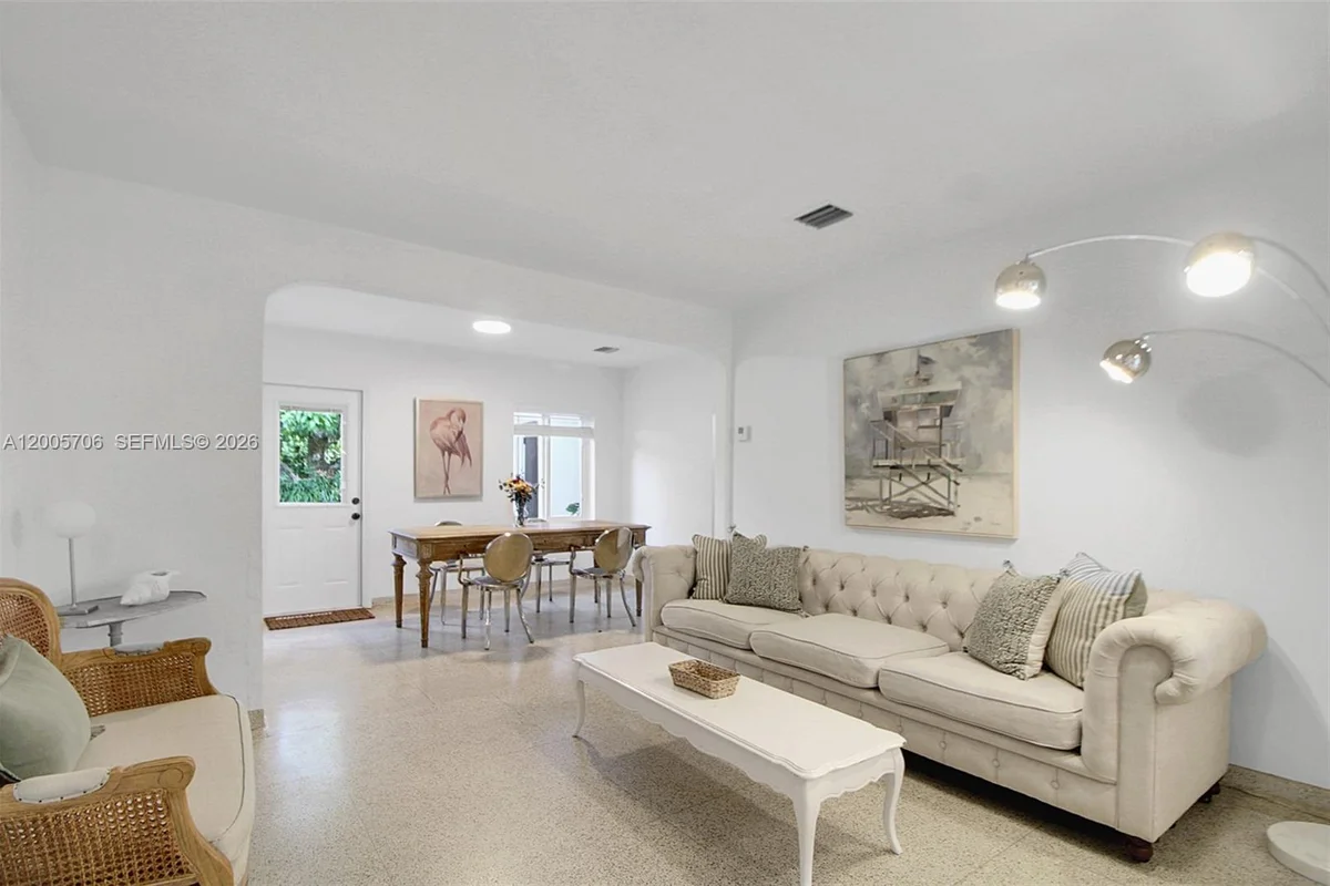 231 NE 43rd St, Miami: photo 1 of 35
