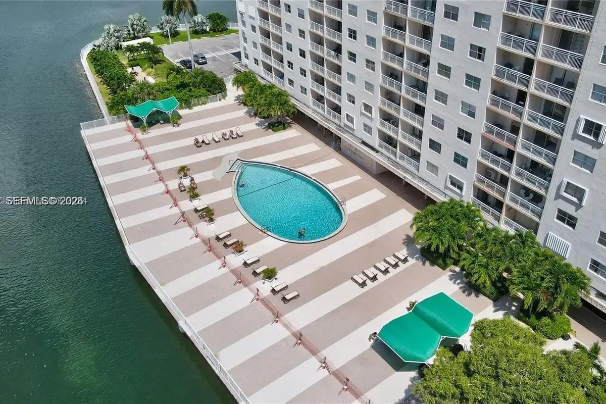 400 Kings Point Dr #331, Sunny Isles Beach: photo 1 of 9