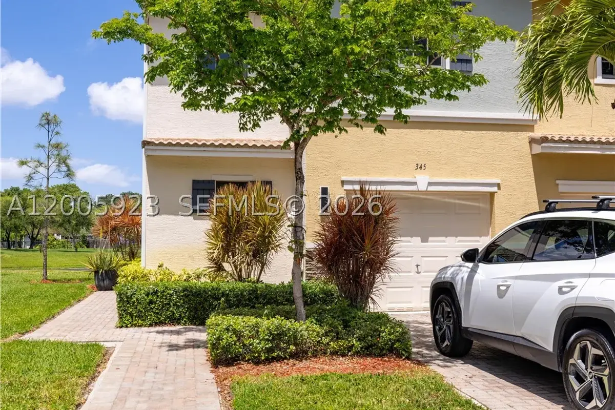 345 NE 194th Ln, Miami: photo 1 of 24