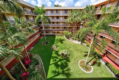 3223 Riverside Dr #C-406, Coral Springs: photo 1 of 18