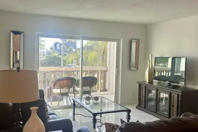410 SE 2nd St #323, Hallandale Beach: photo 1 of 7