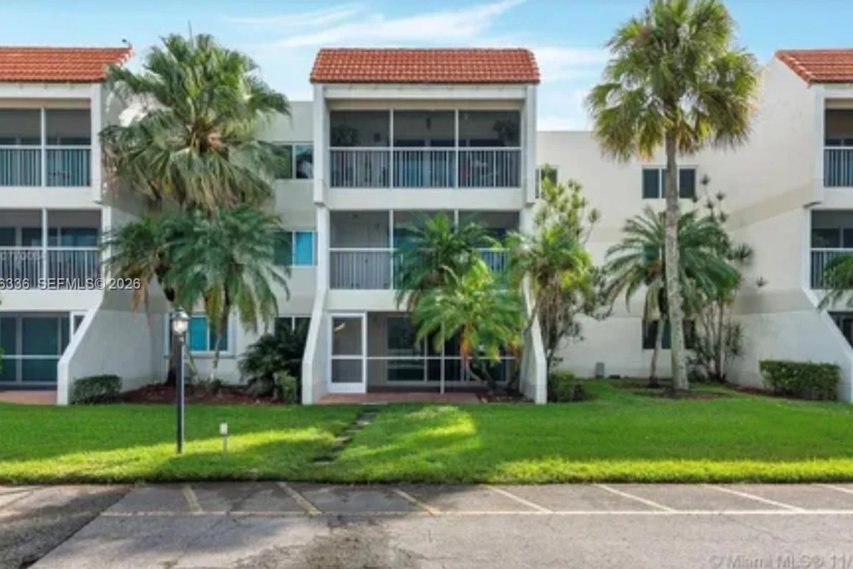 100 Lakeview Dr #112, Weston: photo 1 of 13