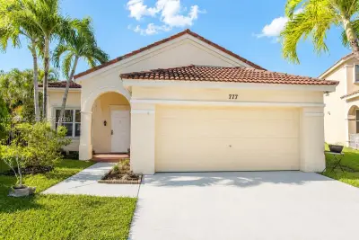 777 Tanglewood Cir, Weston: photo 1 of 34