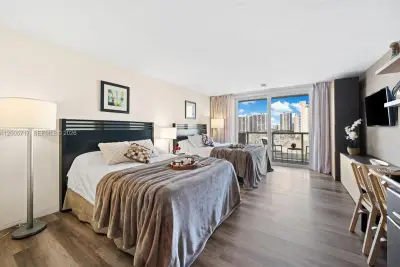 19201 Collins Ave #736, Sunny Isles Beach: photo 1 of 15