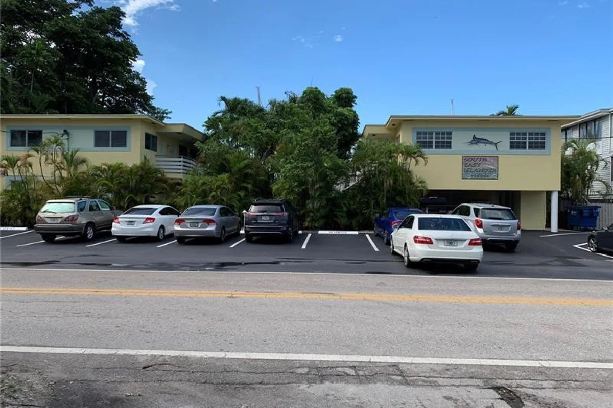 1525 SE 15th St NE #2, Fort Lauderdale: photo 1 of 17