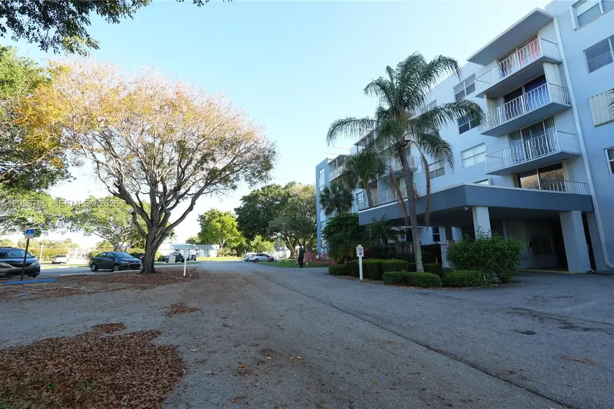 500 Executive Center Dr #1J, West Palm Beach: photo 1 of 27