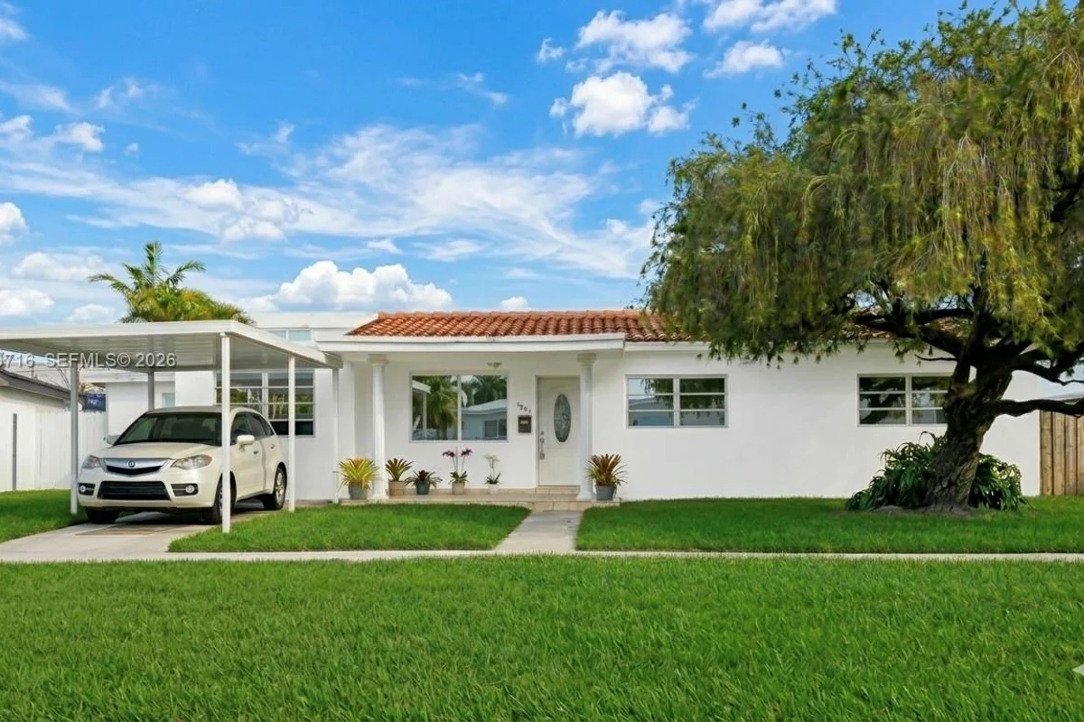 3831 E 10th Ave, Hialeah: photo 1 of 10