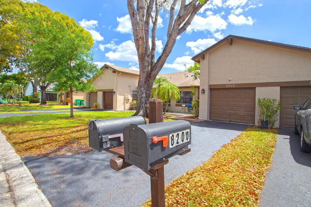 8202 NW 100th Dr, Tamarac: photo 1 of 53
