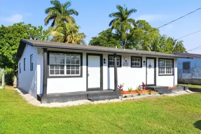270 SW 10th Ave, South Bay: photo 1 of 32