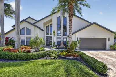 2920 NE 47th St, Lighthouse Point: photo 1 of 76