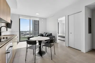 121 NE 5th #3313, Miami: photo 1 of 60