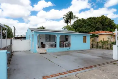 141 E 16th St, Hialeah: photo 1 of 11