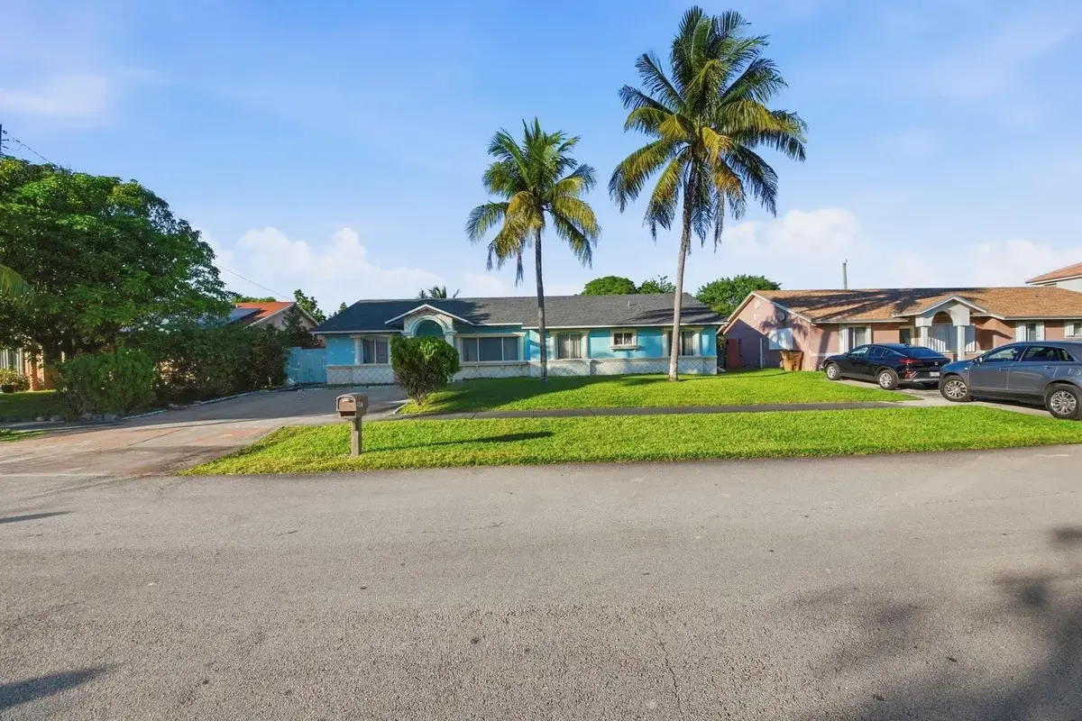 561 NE 38th St, Deerfield Beach: photo 1 of 6